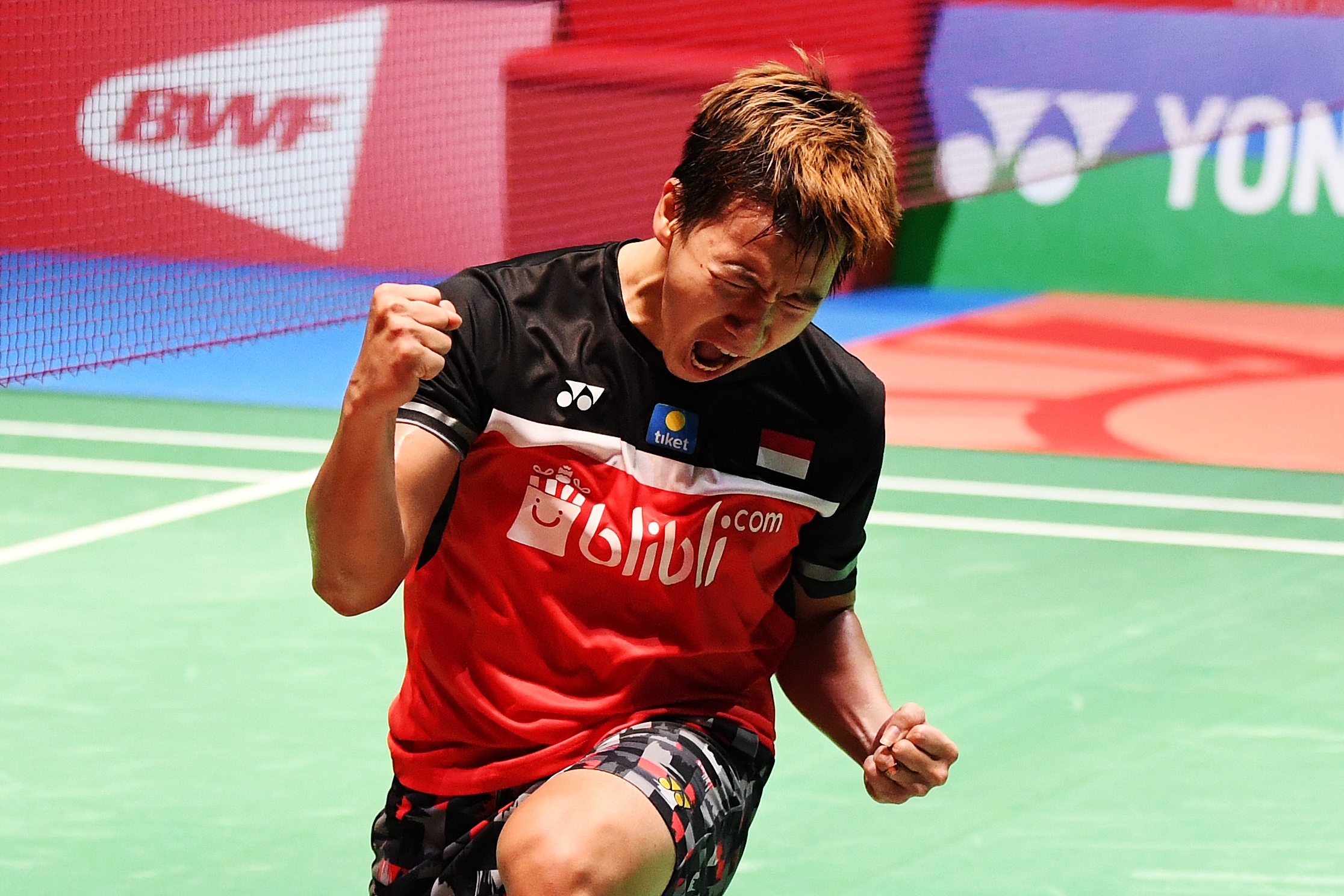 Pebulu tangkis Marcus Gideon mengekspresikan kemenangan dalam sebuah turnamen.