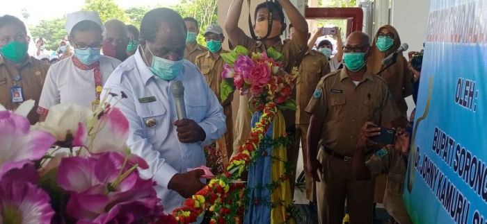 Bupati Sorong Johnny Kamuru saat meresmikan RSUD John Piet Wanane, Selasa (28/7/2020). 