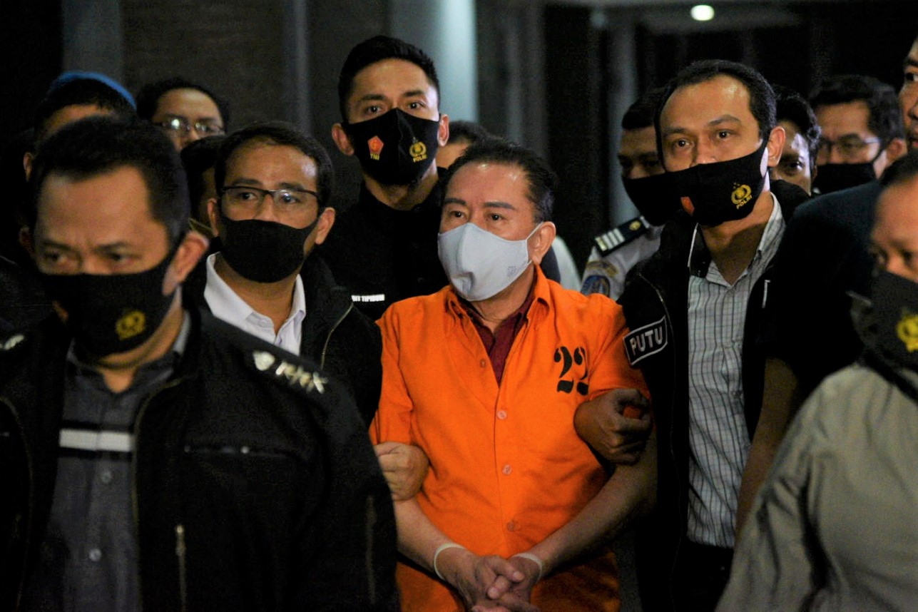 Buronan kasus cessie Bank Bali Djoko Tjandra (memakai rompi oranye) digiring tim dari Bareskrim.