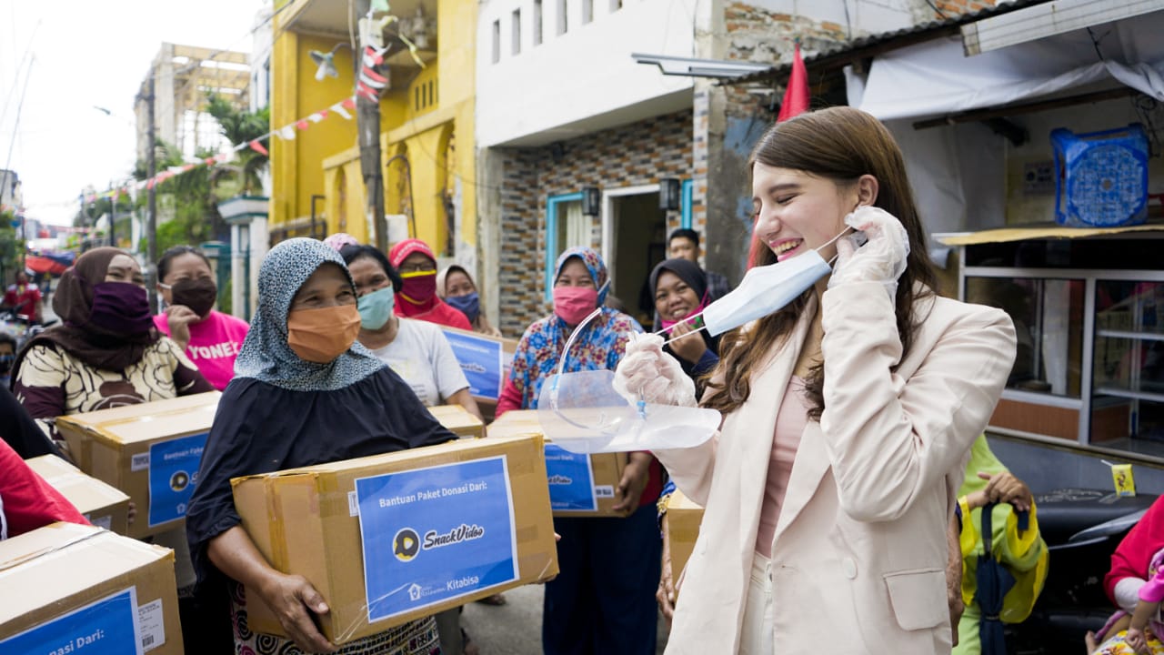 Artis Cassandra Lee saat memberikan bantuan sembako bersama Snack Video di perkampungan daerah Koja, Jakarta Utara.