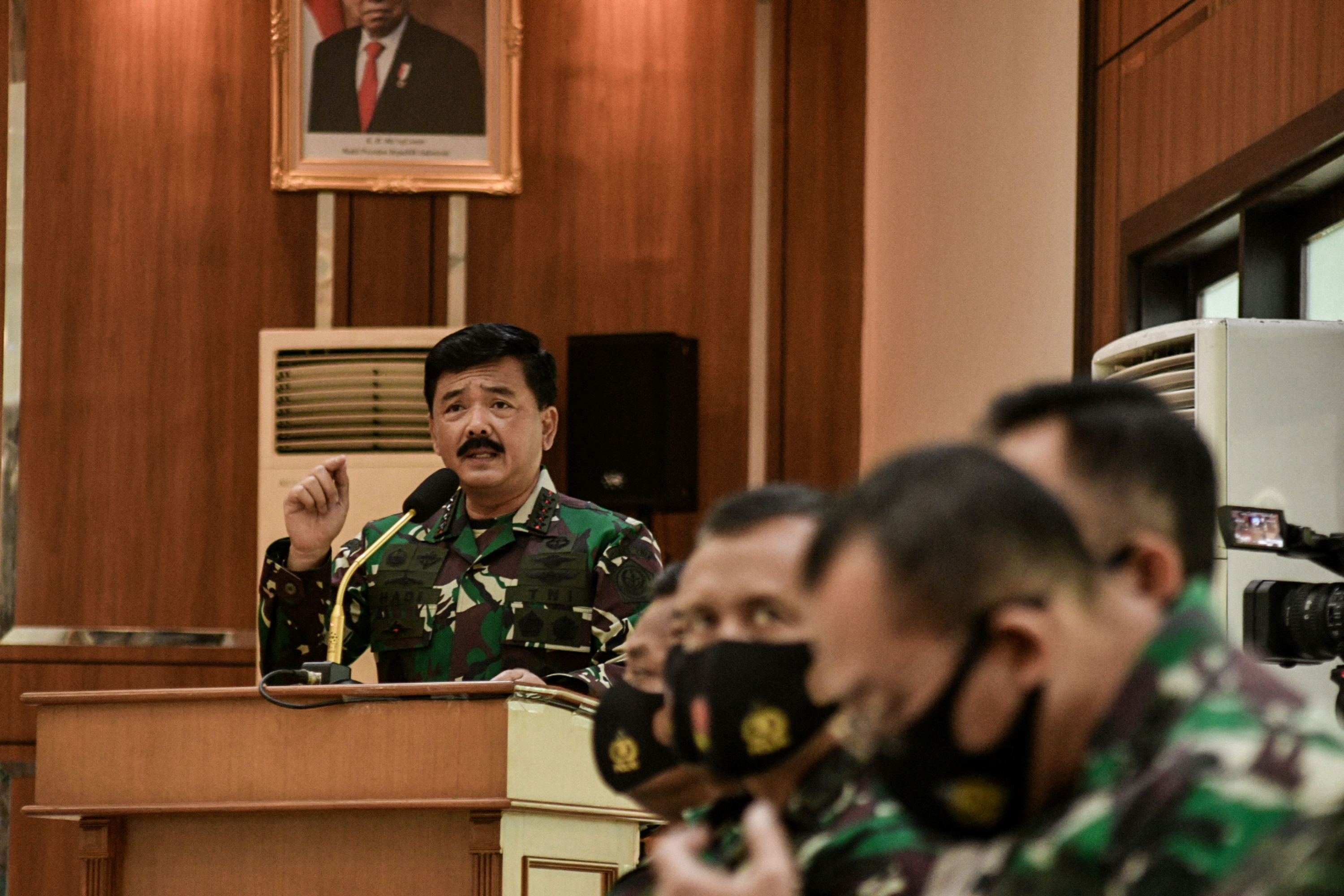 Panglima TNI Marsekal Hadi Tjahjanto memberikan pembekalan pada acara pembekalan Calon Perwira Muda TNI-Polri di Mabes TNI Cilangkap.