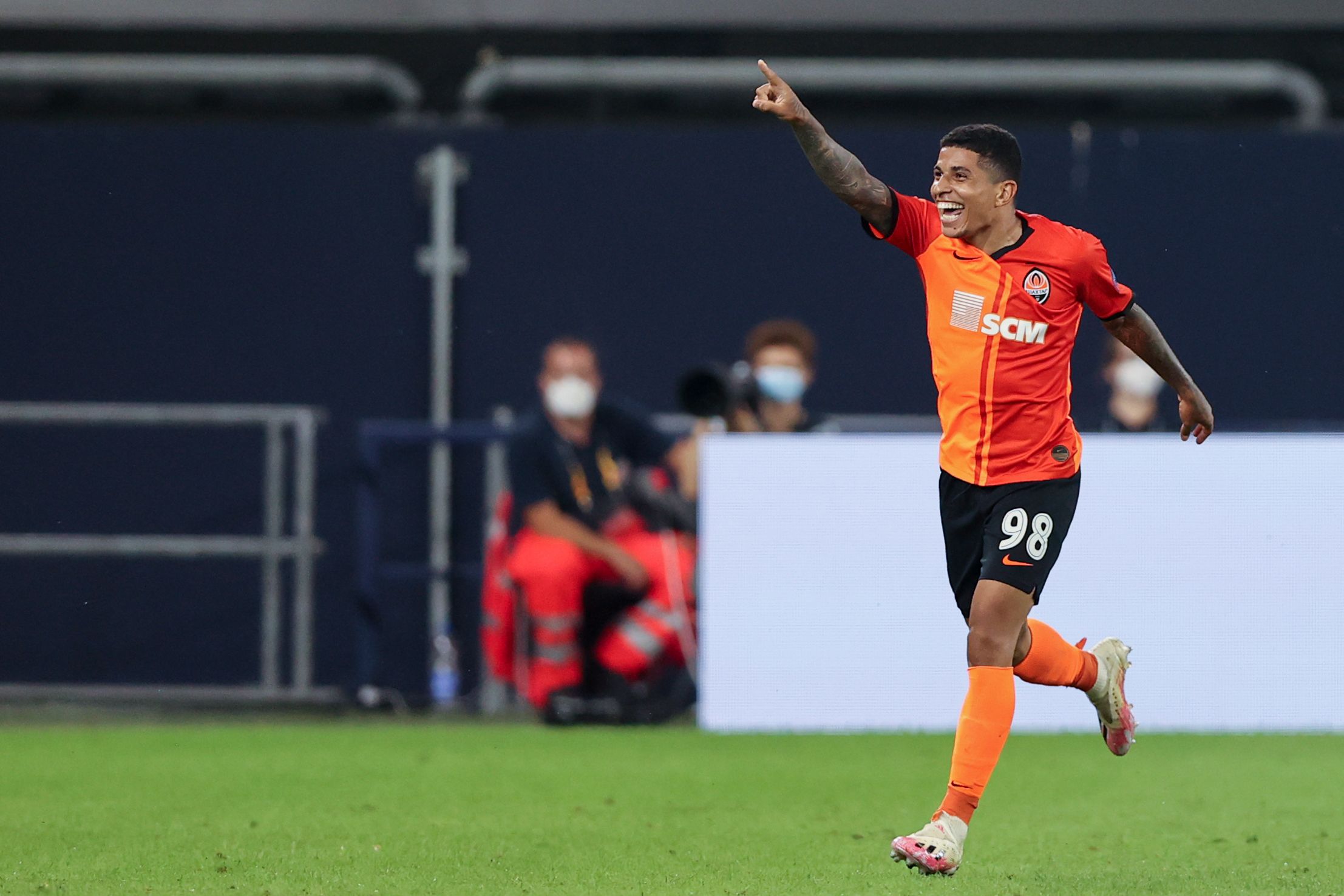 Peman Shakhtar dari Brasil Dodo melakukan selebrasi