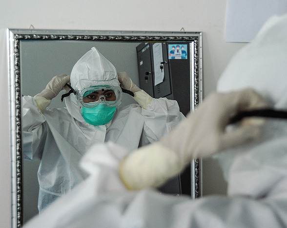 Seorang tenaga kesehatan (Nakes) mengenakan alat pelindung diri lengkap.