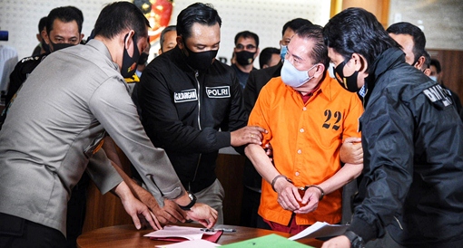 Joko S Tjandra (baju oranye)