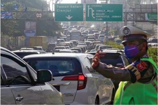 Kepadatan kendaraan menuju jalur wisata Puncak, Gadog, Kabupaten Bogor, Jawa Barat, kemarin.