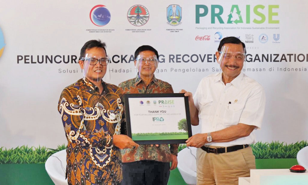 PELUNCURAN PRO: Menteri Koordinator Bidang Kemaritiman dan Investasi Luhut Binsar Pandjaitan (kanan) menerima apresiasi token  