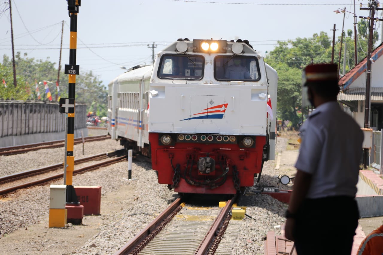 Untuk mendukung Bandara Ngloram, Blora maka akan dihidupkan kembali Stasiun Kapuan Cepu agar warga mudah mengakses ke bandara.
