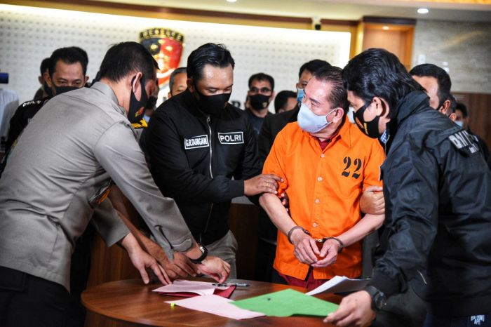 Terpidana kasus korupsi pengalihan hak tagih (cessie) Bank Bali Joko Tjandra (memakai rompi orange).  