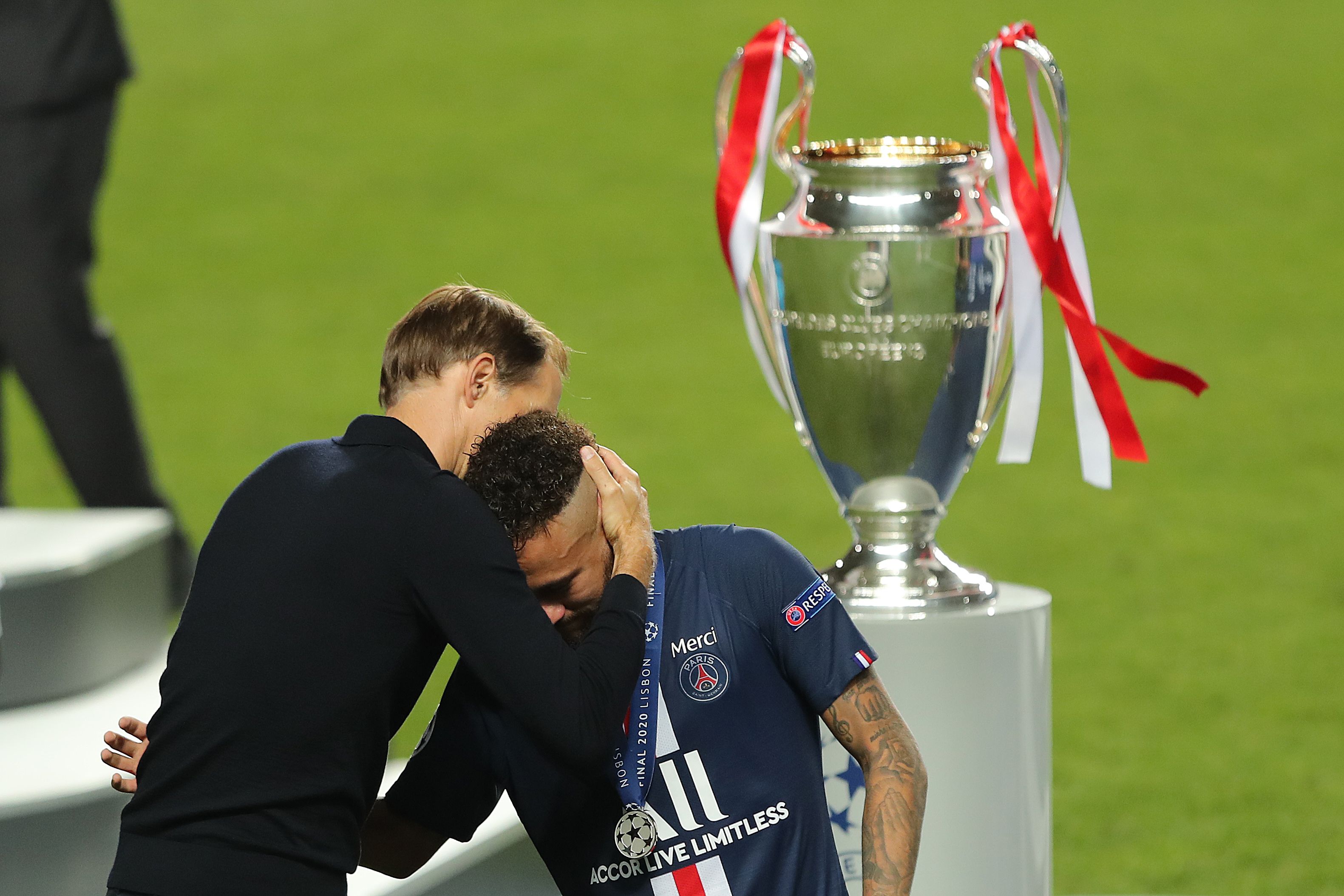 Pelatih PSG Thomas Tuchel (kiri) memeluk Neymar