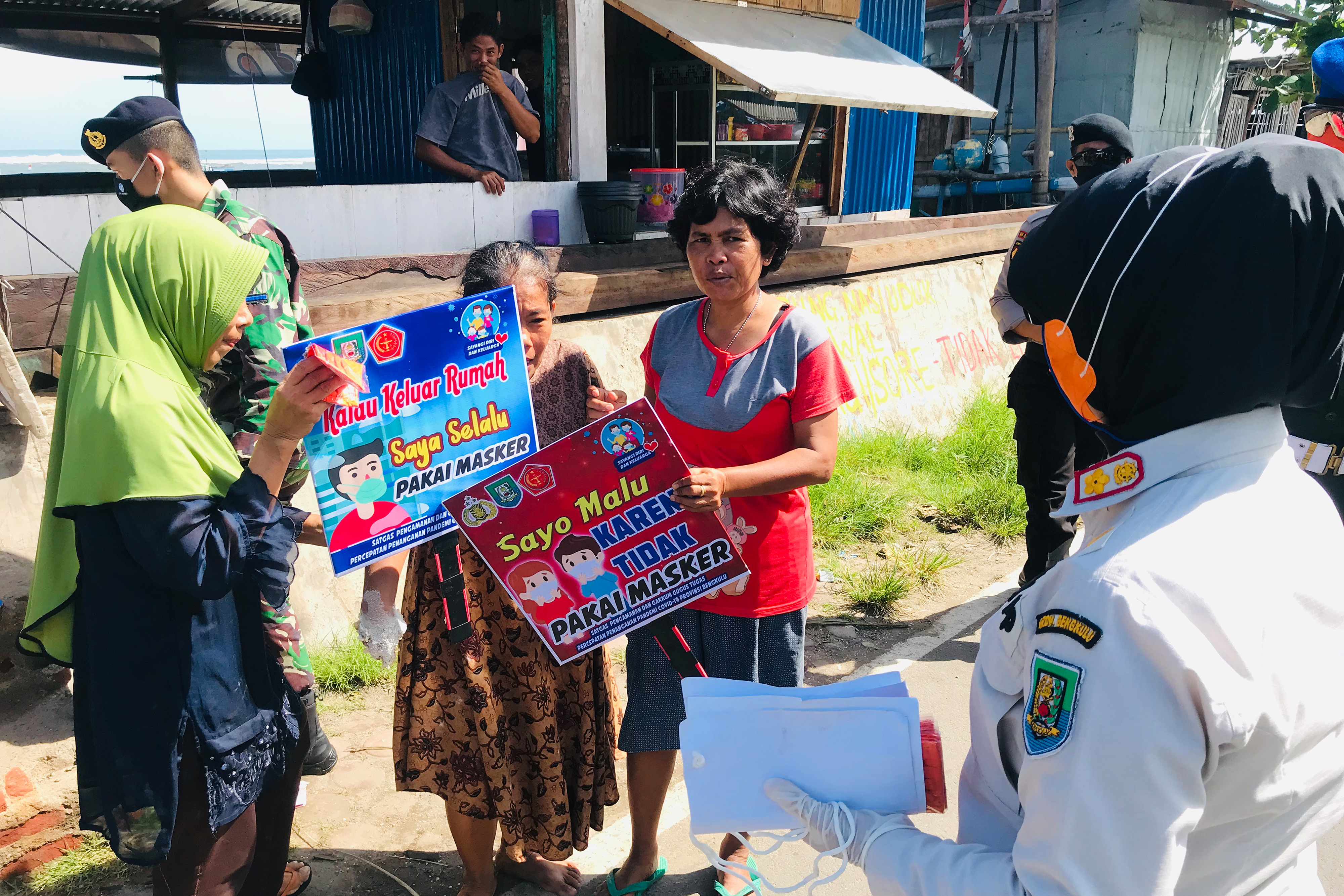  Tim gabungan  Provinsi Bengkulu menggelar razia terhadap warga  tidak menggunakan masker di Pasar Pantai Malabero, Bengkulu.