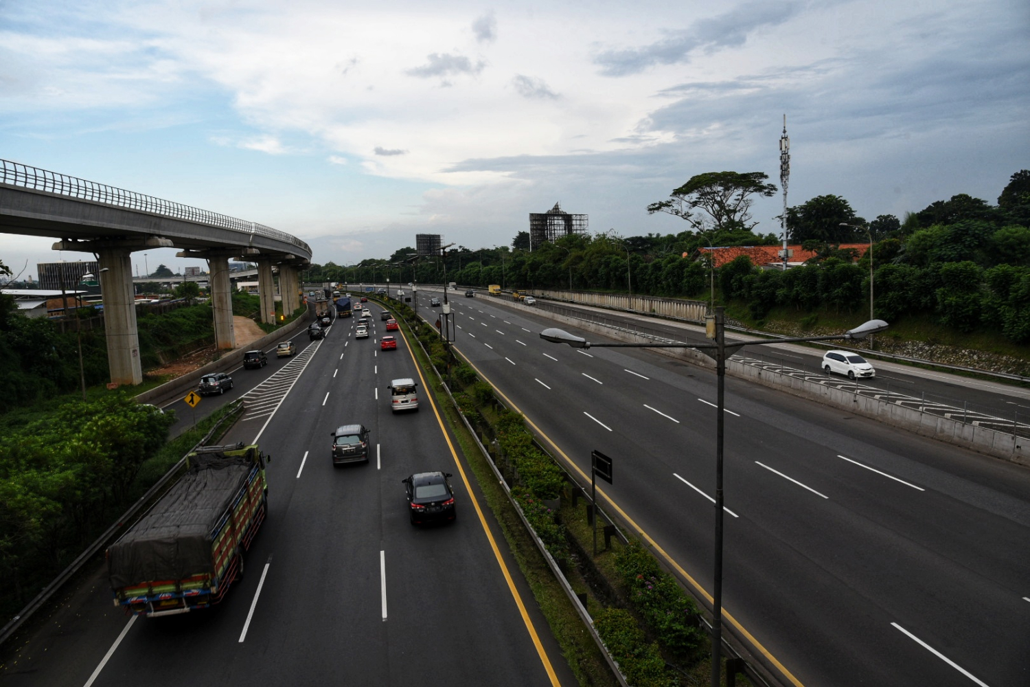 Kendaraan melintasi ruas Jalan Tol Jagorawi di kawasan Cililitan, Jakarta Timur