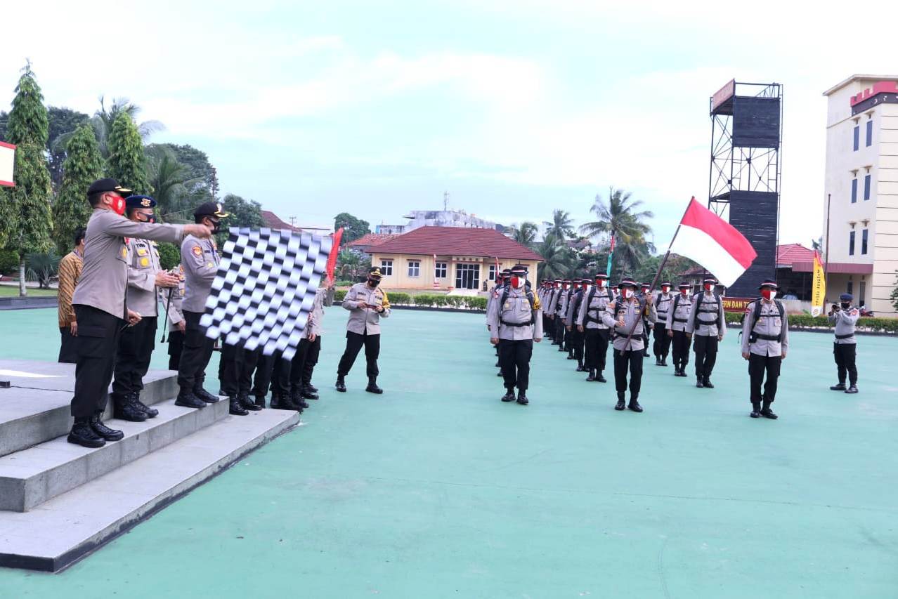 Kapolda Sumsel Irjen Pol Eko Indra Heri melepas tim pengibaran bendera Merah Putih di Gunung Dempo.