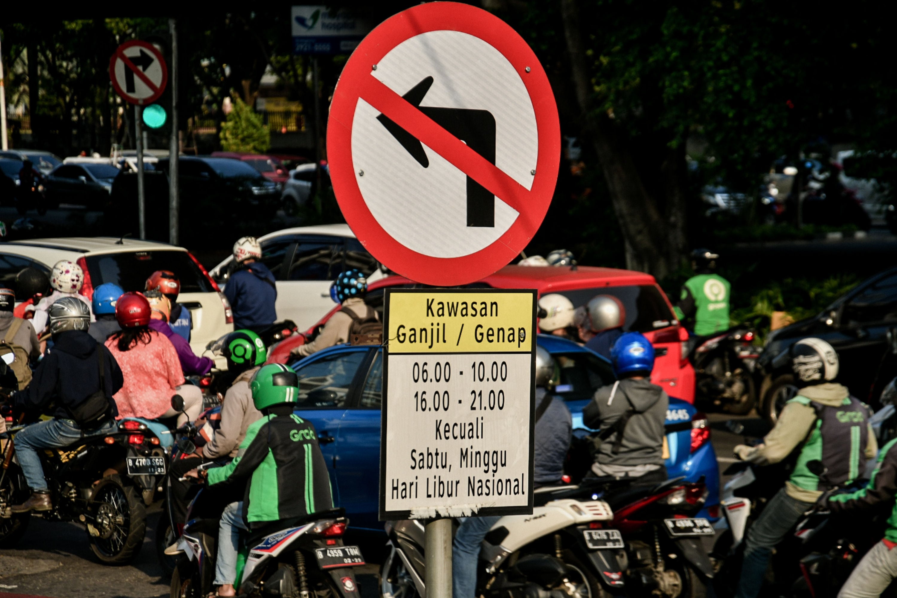 Plang petunjuk ganjil-genap di kawasan Fatmawati, Jakarta, Sabtu (1/8/2020).