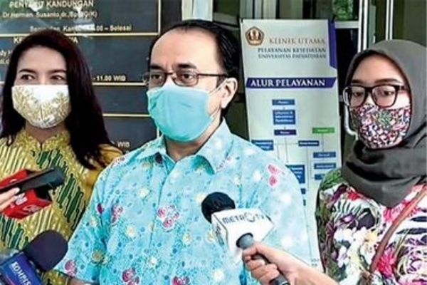 Aparatur sipil negara Pemprov Jawa Barat, Ferry Ahmad Firdaus, bersama istri dan anaknya seusai disuntik vaksin covid-19 di Bandung, Jabar