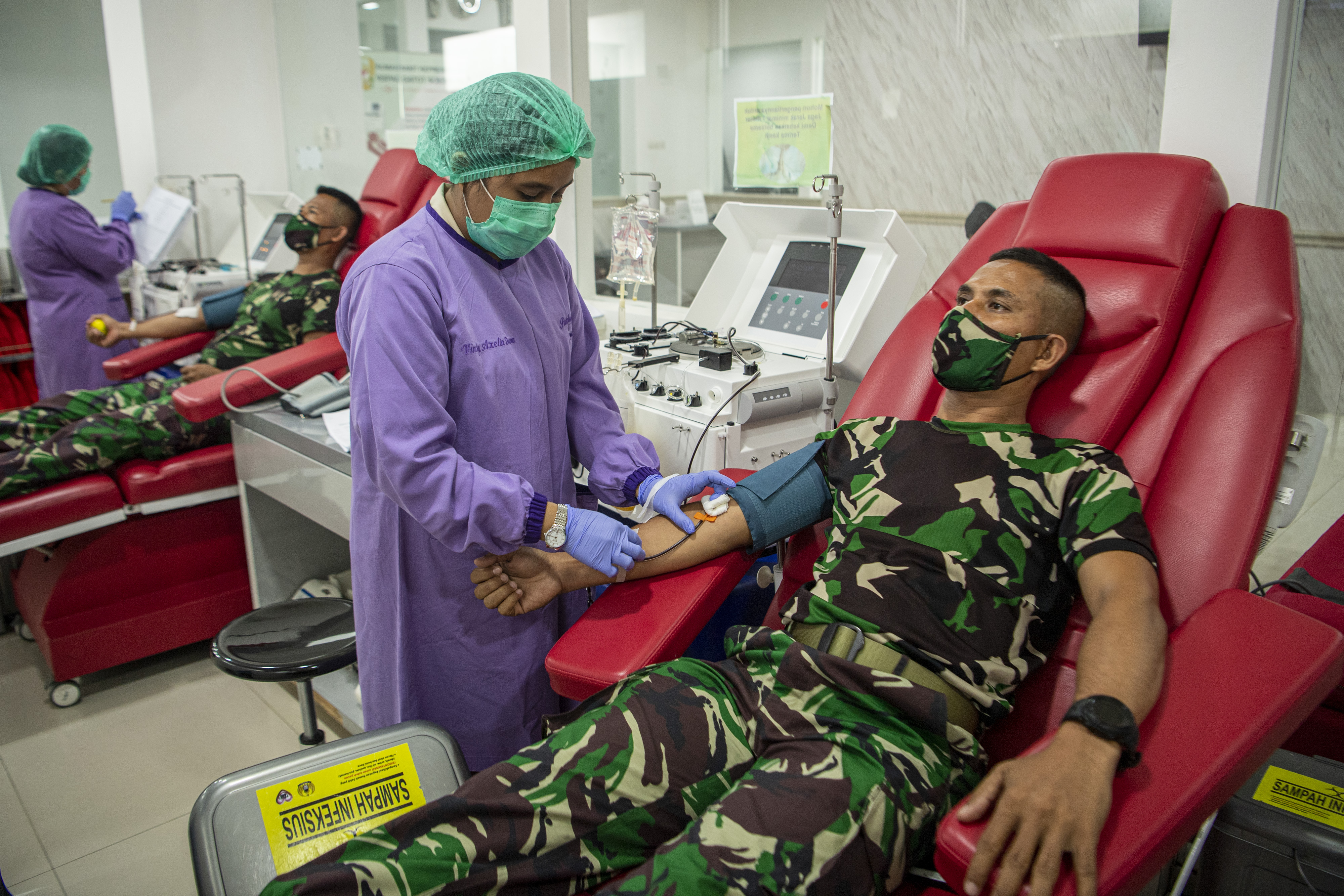 Prajurit TNI AD mendonorkan plasma darahnya di UTD RSPAD Gatot Soebroto. Plasma dari penyintas covid-19 bisa membantu pasien virus korona.