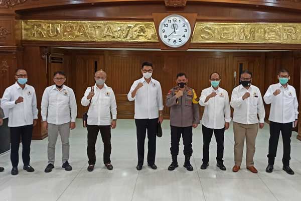 Kapolda Jawa Timur Irjen M Fadil Imran merangkul para pengusaha yang tergabung dalam Kamar Dagang dan Industri untuk urun rembuk, kemarin.