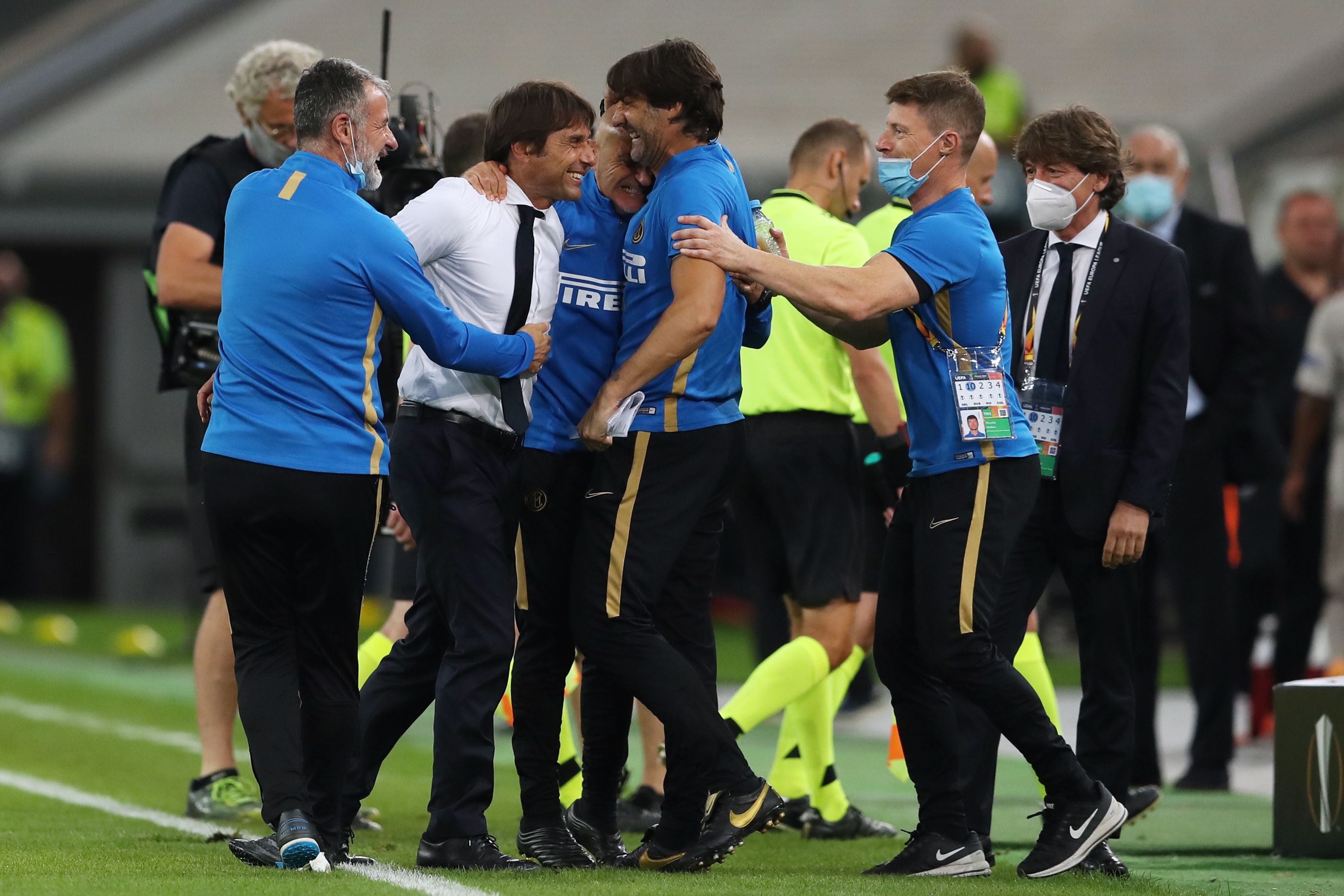 Pelatih Inter Milan, Antonio Conte (kemeja putih) bergembira setelah menang 5-0 atas Shakhtar Donetsk, di semifinal Liga Europa.    