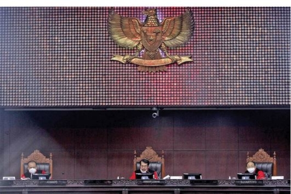 Ketua Majelis Hakim Anwar Usman didampingi hakim konstitusi Suhartoyo (kanan) dan Aswanto di Gedung Mahkamah Konstitusi (MK), Jakarta