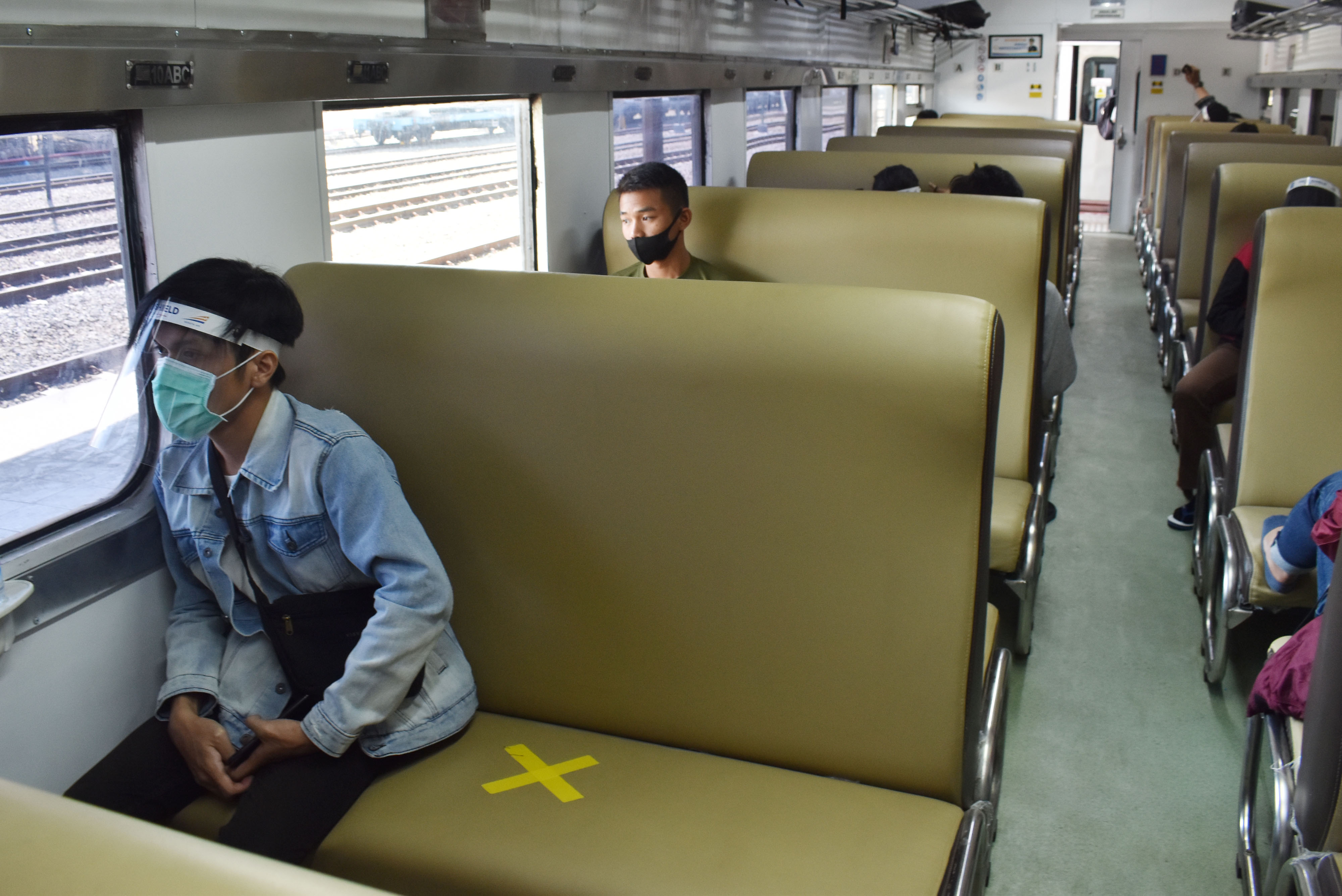  Penumpang berada di dalam Kereta Api (KA) Sri Tanjung jurusan Lempuyangan Yogyakarta-Ketapang Jawa Timur