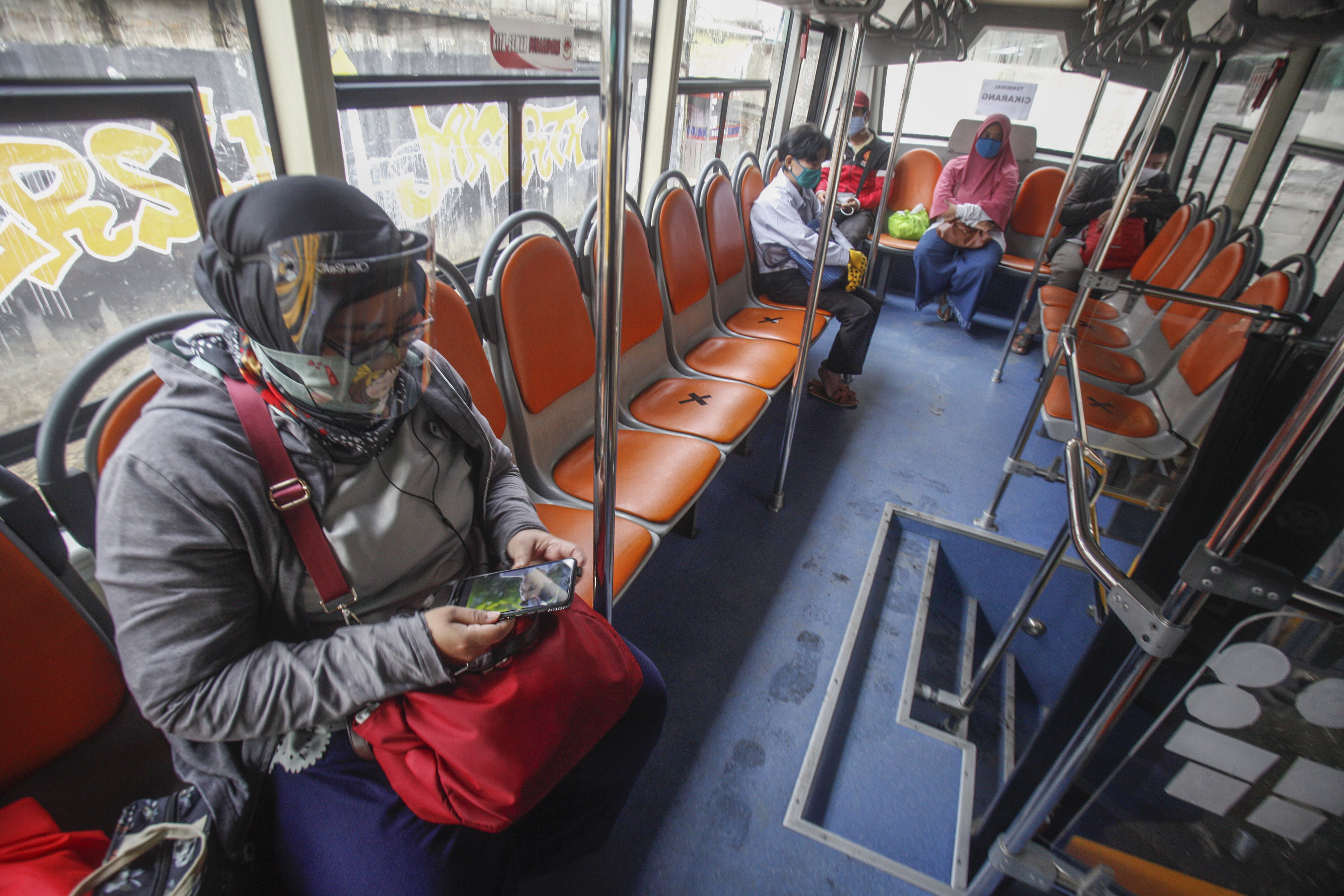Penumpang duduk di dalam bus milik Pemprov DKI Jakarta di Stasiun Bojong Gede, Kabupaten Bogor, Jawa Barat