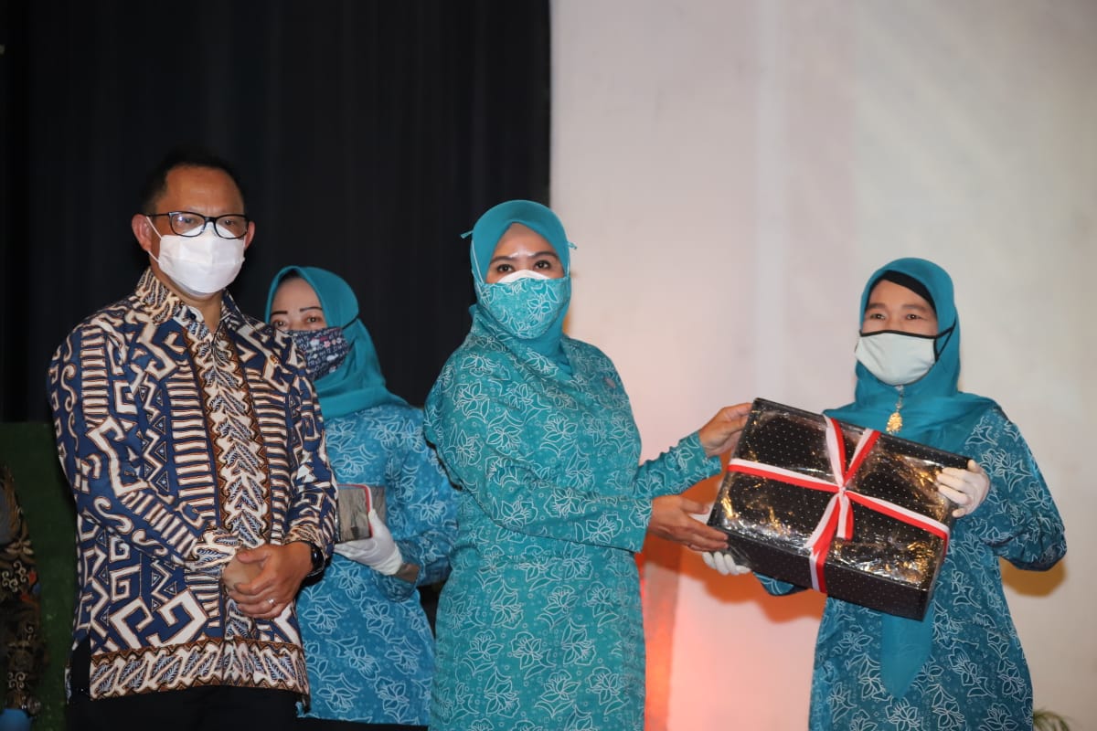 Arahan Presiden Pacu Gerakan PKK Bagikan Masker 