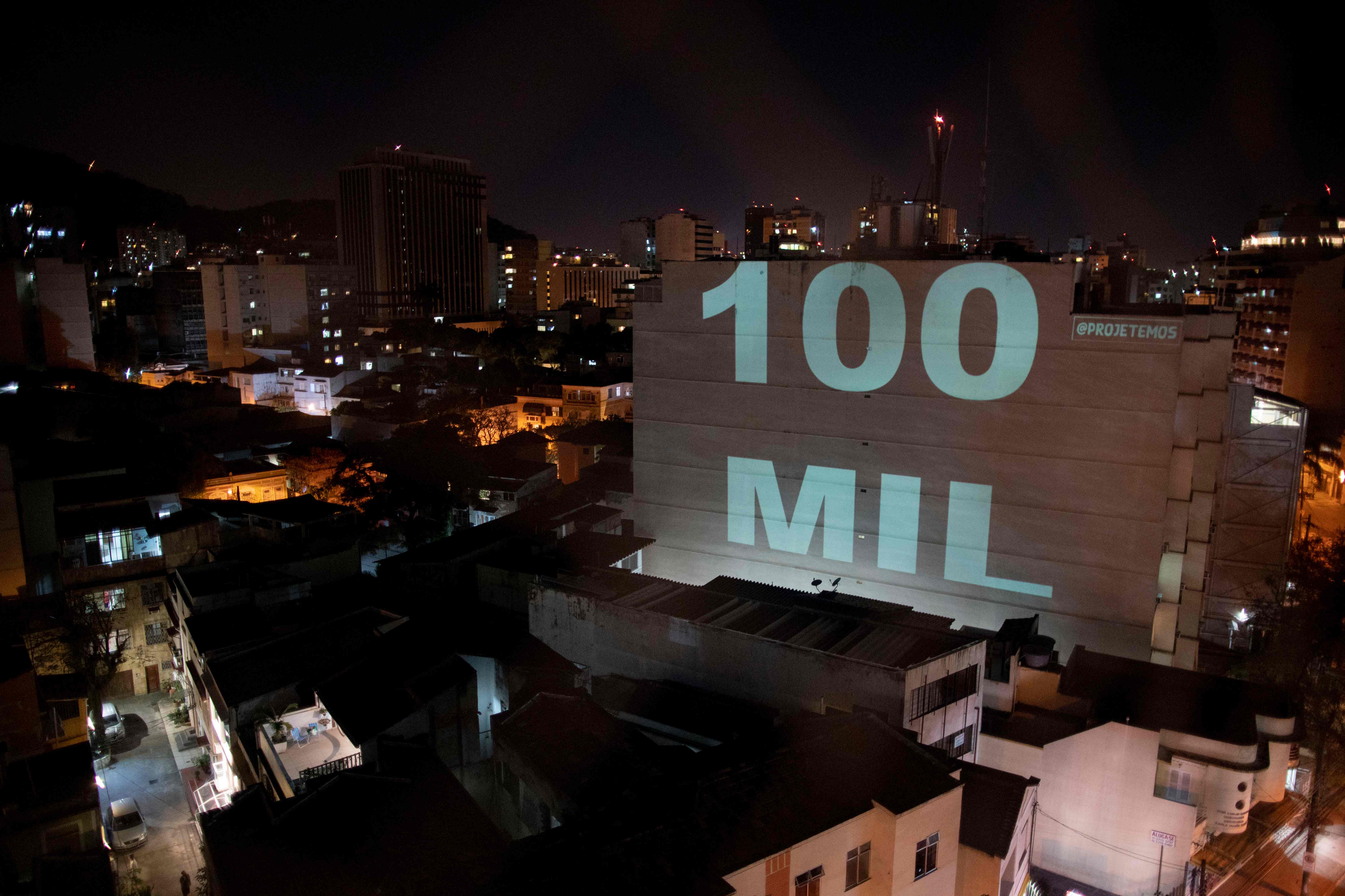 Proyeksi angka 100 ribu di sebuah bangunan di Botafogo, Rio de Janeiro, Brasil, untuk menghormati mereka yang tewas akibat covid-19.
