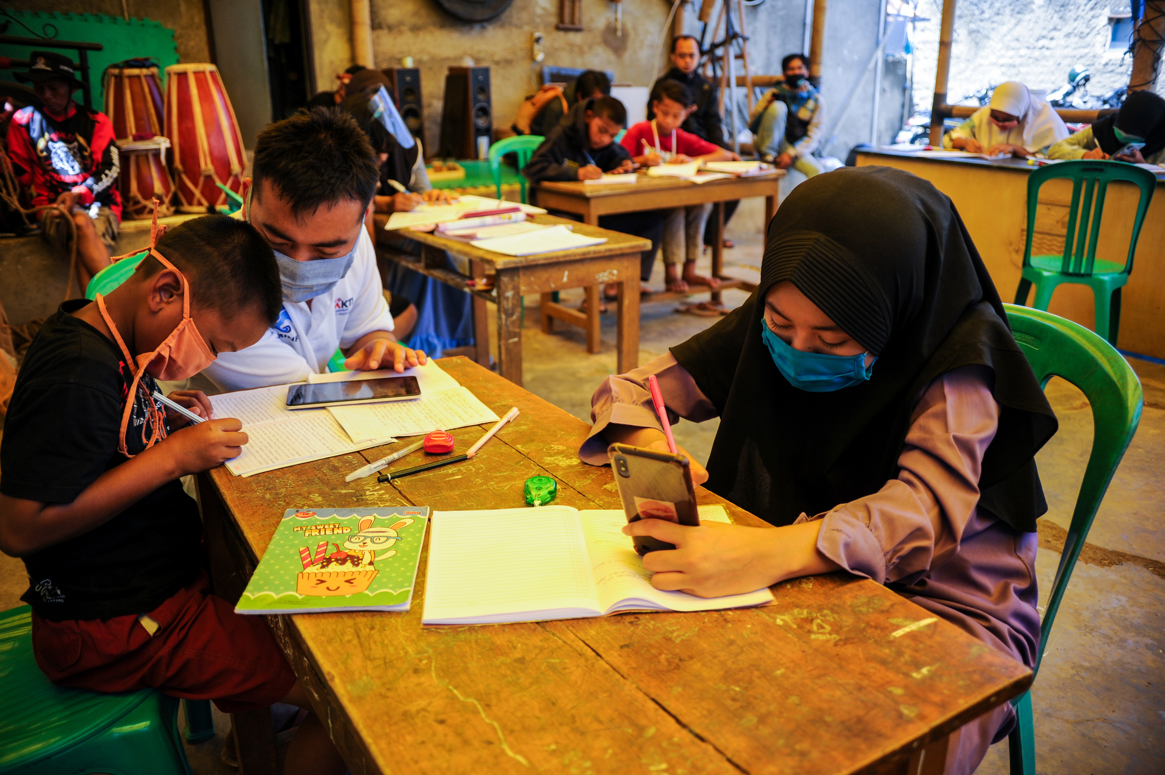 Sejumlah siswa belajar secara daring memanfaatkan fasilitas internet gratis di Kampung Sukamaju, Padalarang, Kabupaten Bandung Barat.