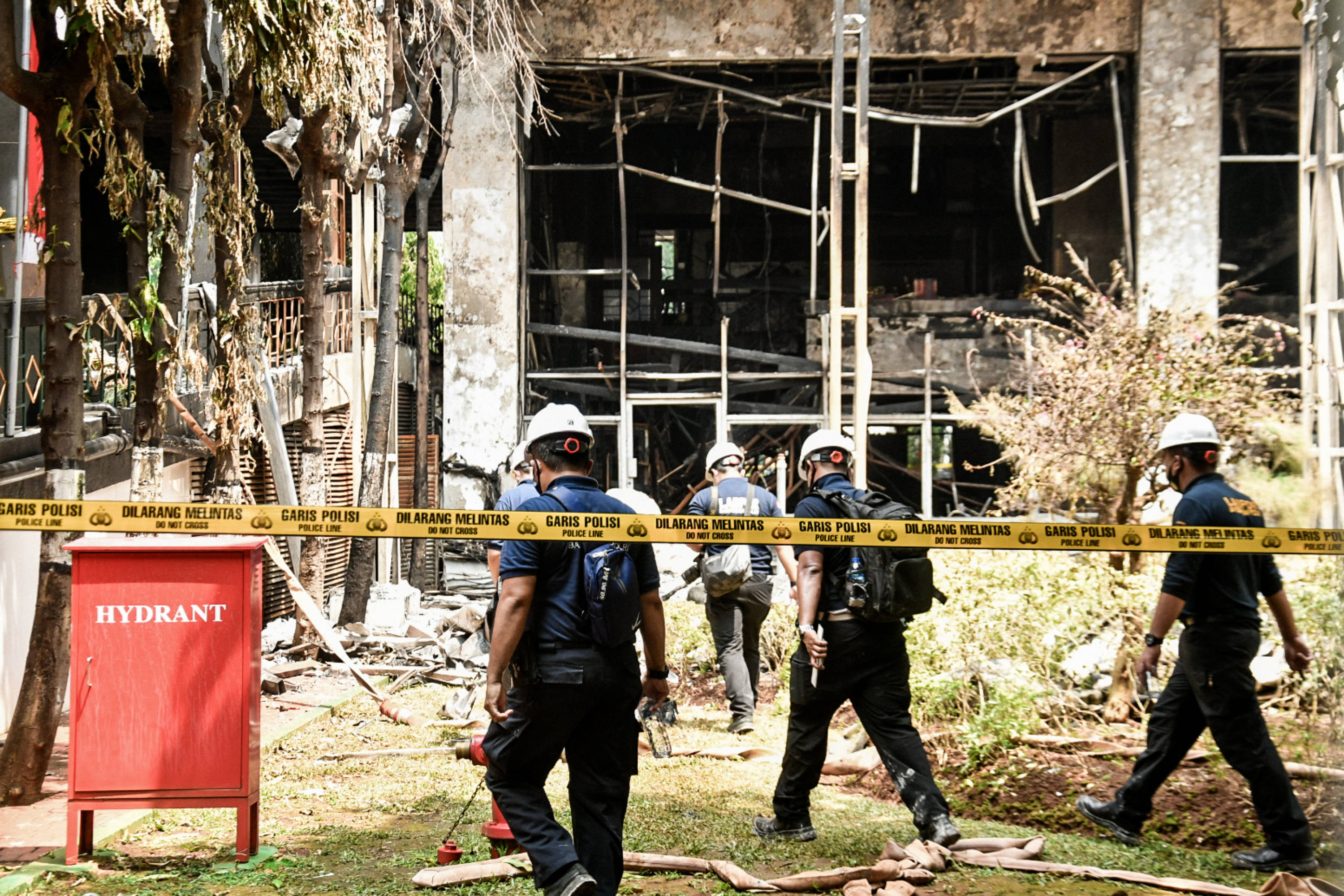 Petugas Inafis dan Puslabfor Mabes Polri melakukan olah tempat kejadian perkara (TKP) Kebakaran Kejaksaan Agung