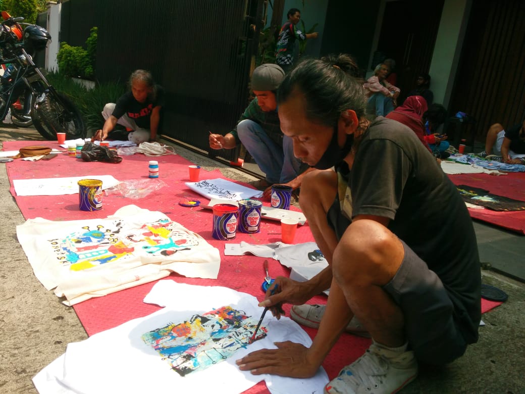 Sebanyak 12 pembuat sketsa ambil bagian dalam Hura-Hura Sketsa Merah Putih di Ruang Garasi Jakarta (17/8).