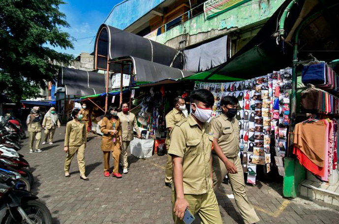 Petugas Aparatur Sipil Negara (ASN) melakukan peninjauan di Pasar Pondok Labu, Jakarta. 