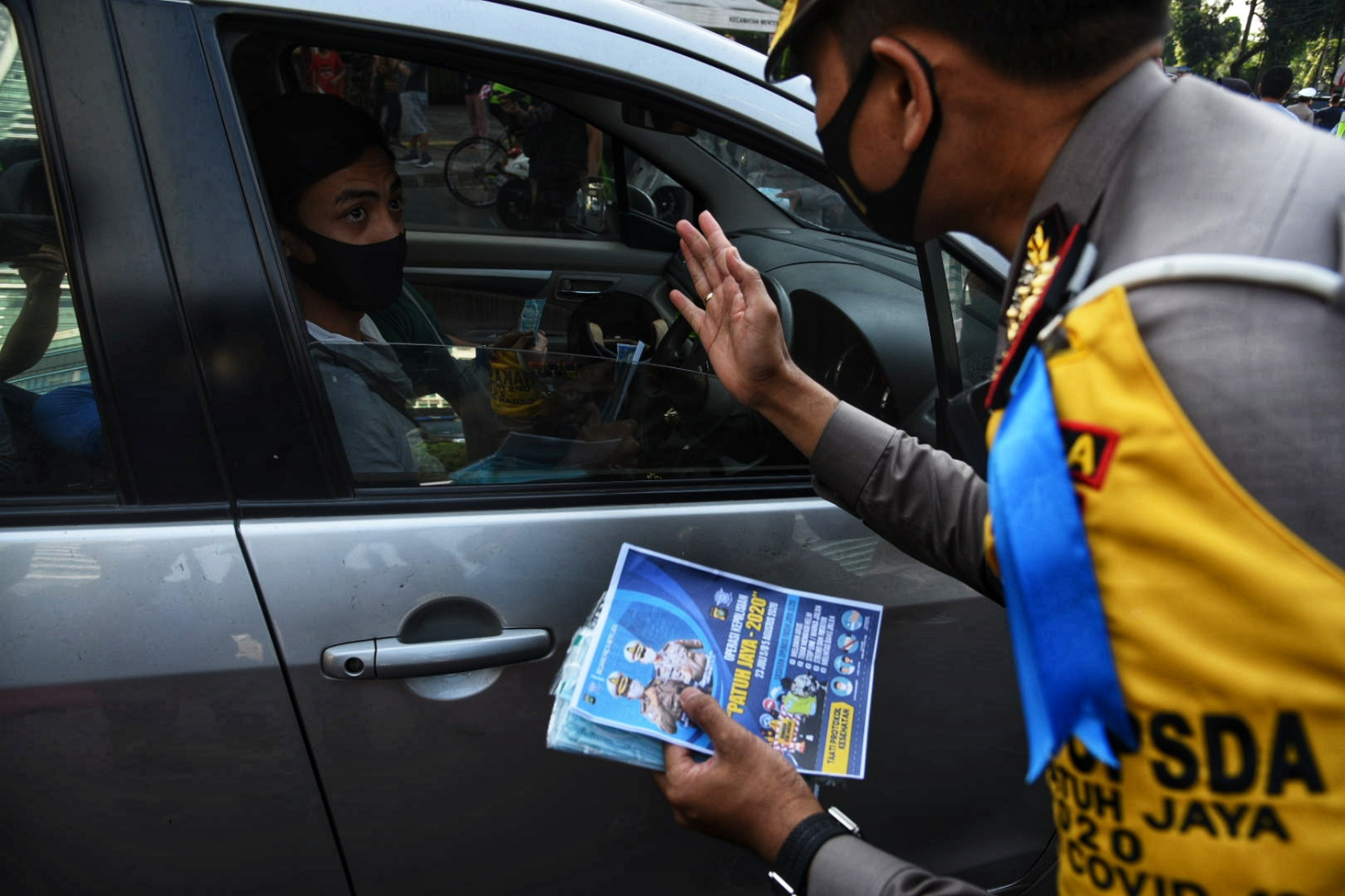 Polisi melakukan sosialisasi kebijakan ganjil genap di kawasan Bundaran HI, Jakarta.