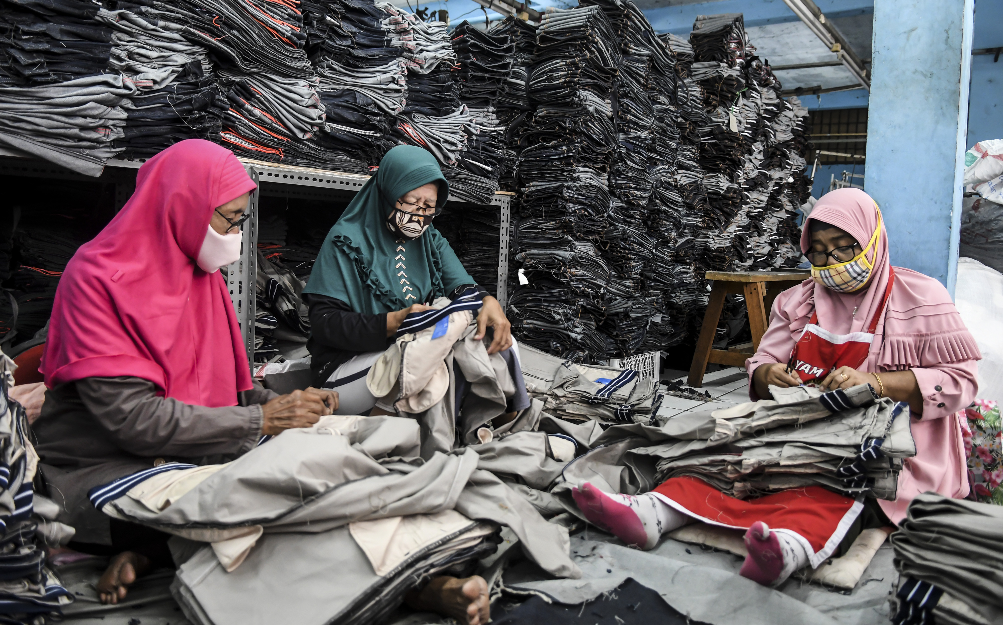 Pelaku UMKM membuat celana berbahan denim di Pusat Kreatif Jakarta