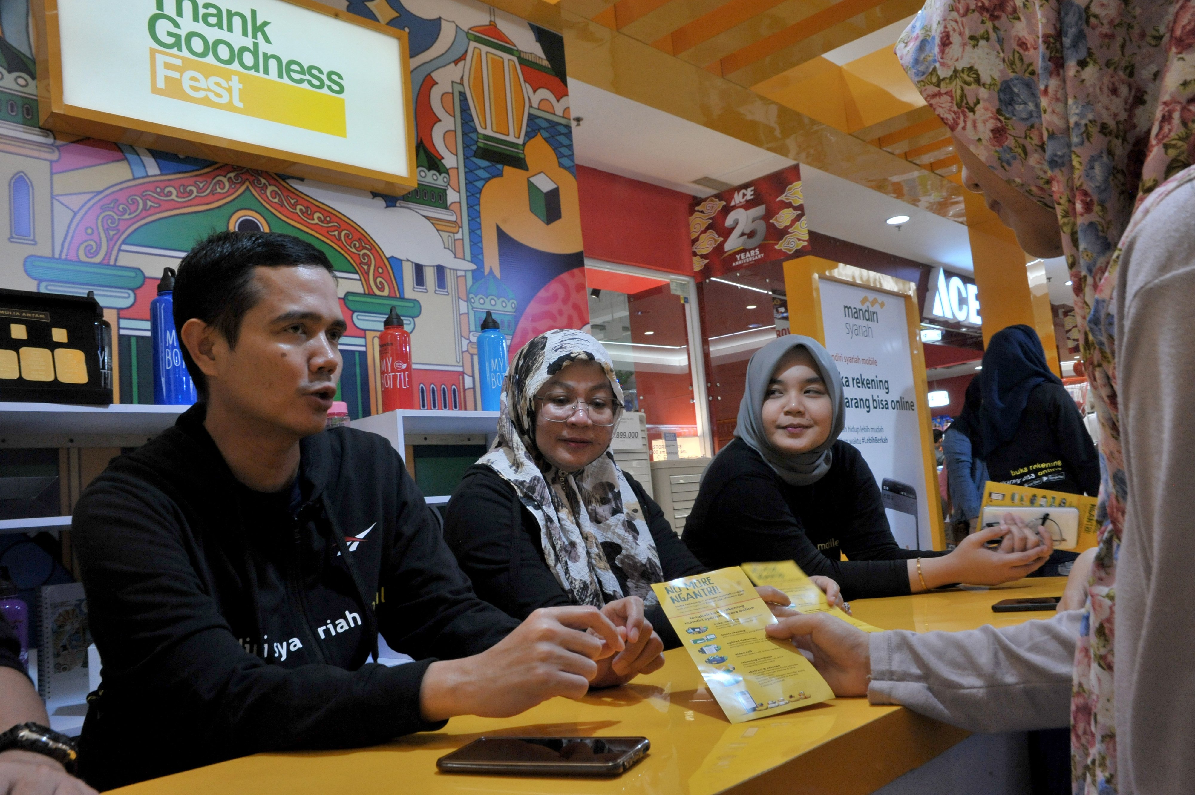 Ilustrasi--Petugas memberikan penjelasan kepada calon nasabah saat Sosialisasi Buka Rekening Online di Palembang Indah Mall, Sumsel.