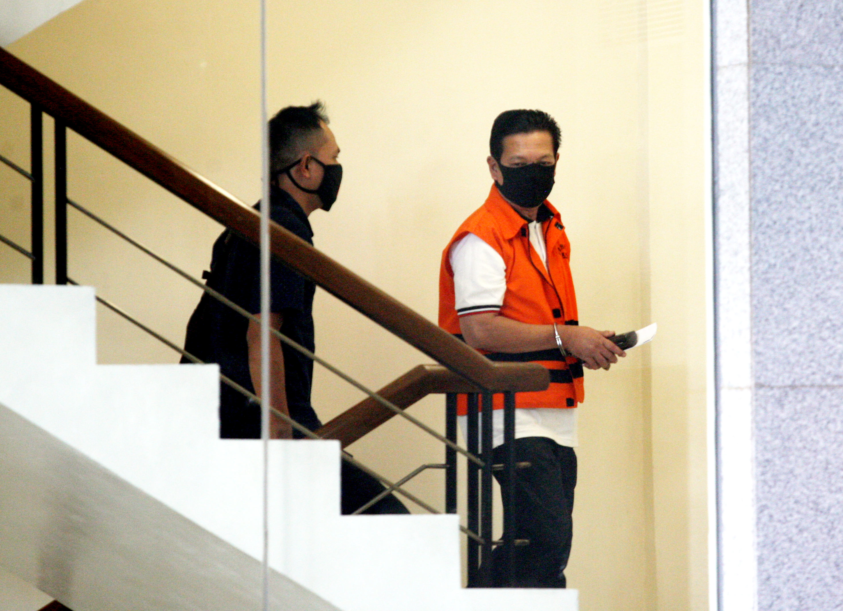 Tersangka Ketua DPRD Muara Enim nonaktif Aries HB (rompi tahanan) menjalani pemeriksaan di gedung KPK