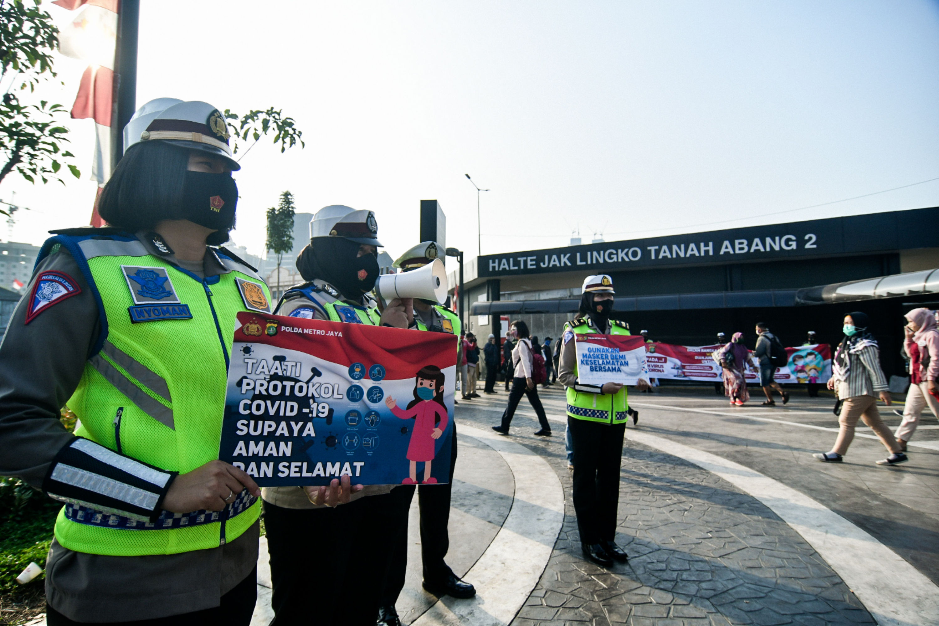 Direlantas Polda Metro Jaya melakukan sosialisasi protokol kesehatan pada calon penumpang di Stasiun Tanah Abang, Jakarta, Senin (24/8).