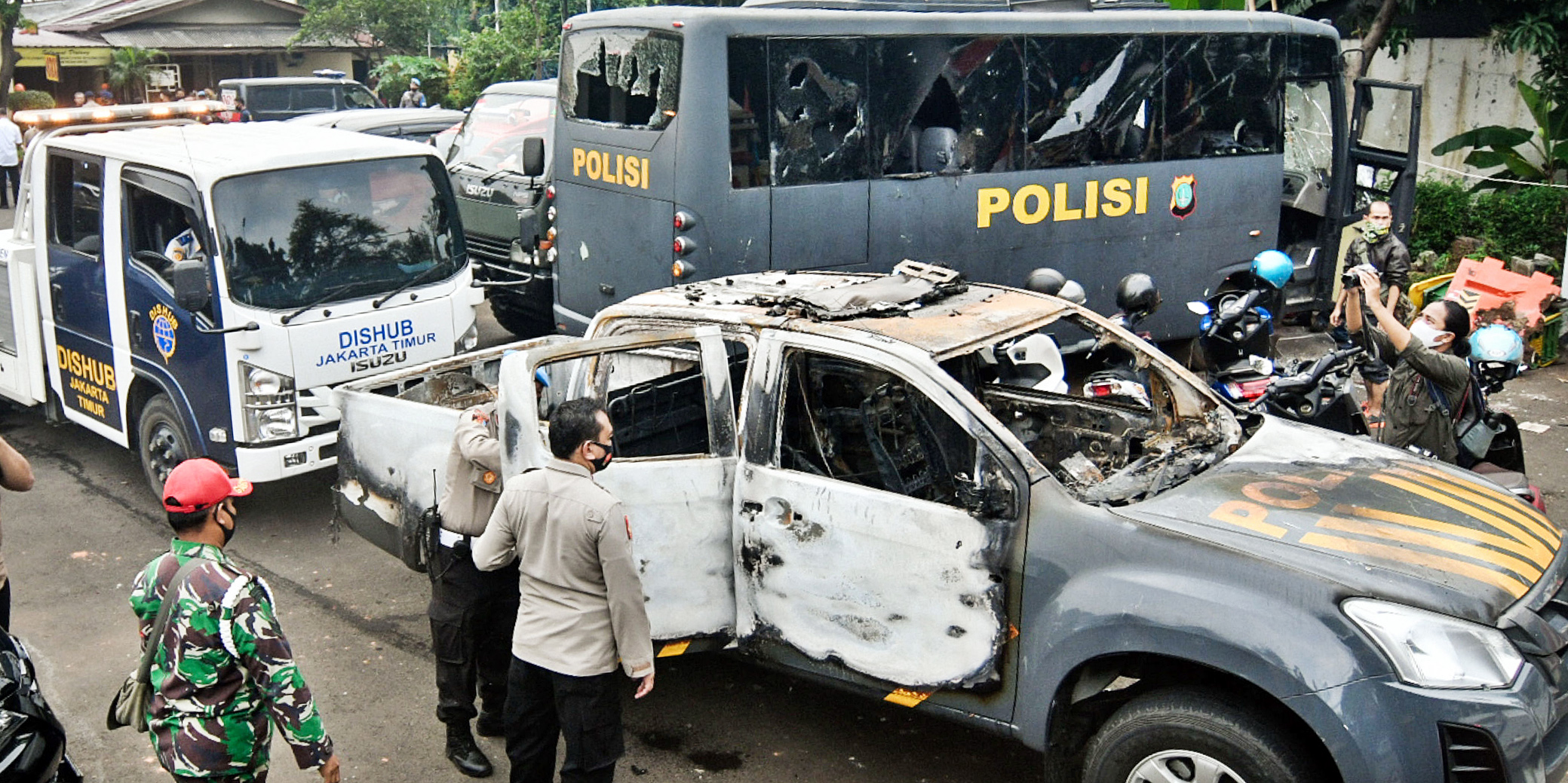 Sejumlah kendaraan di Polsek Ciracas dirusak dan dibakar orang tidak dikenal pada Sabtu (29/8) dini hari.