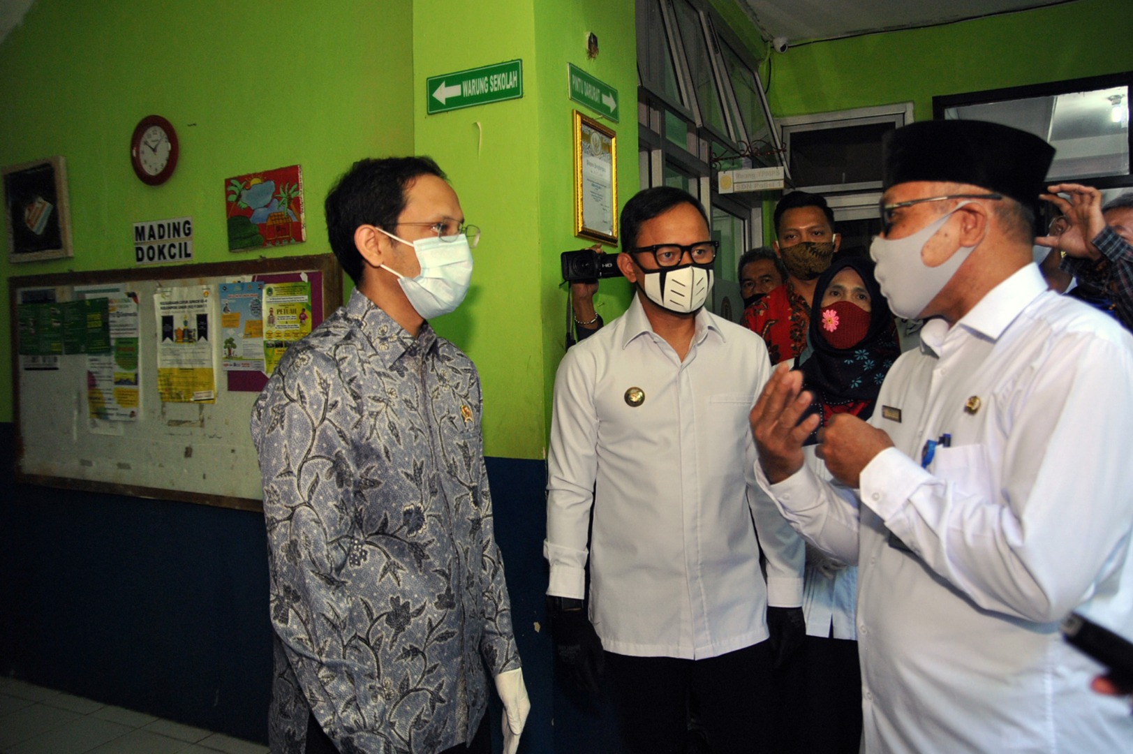 Menteri Pendidikan dan Kebudayaan (Mendikbud) Nadiem Makarim saat meninjau pelaksanaan Pembelajaran Jarak Jauh di Bogor beberapa waktu lalu.