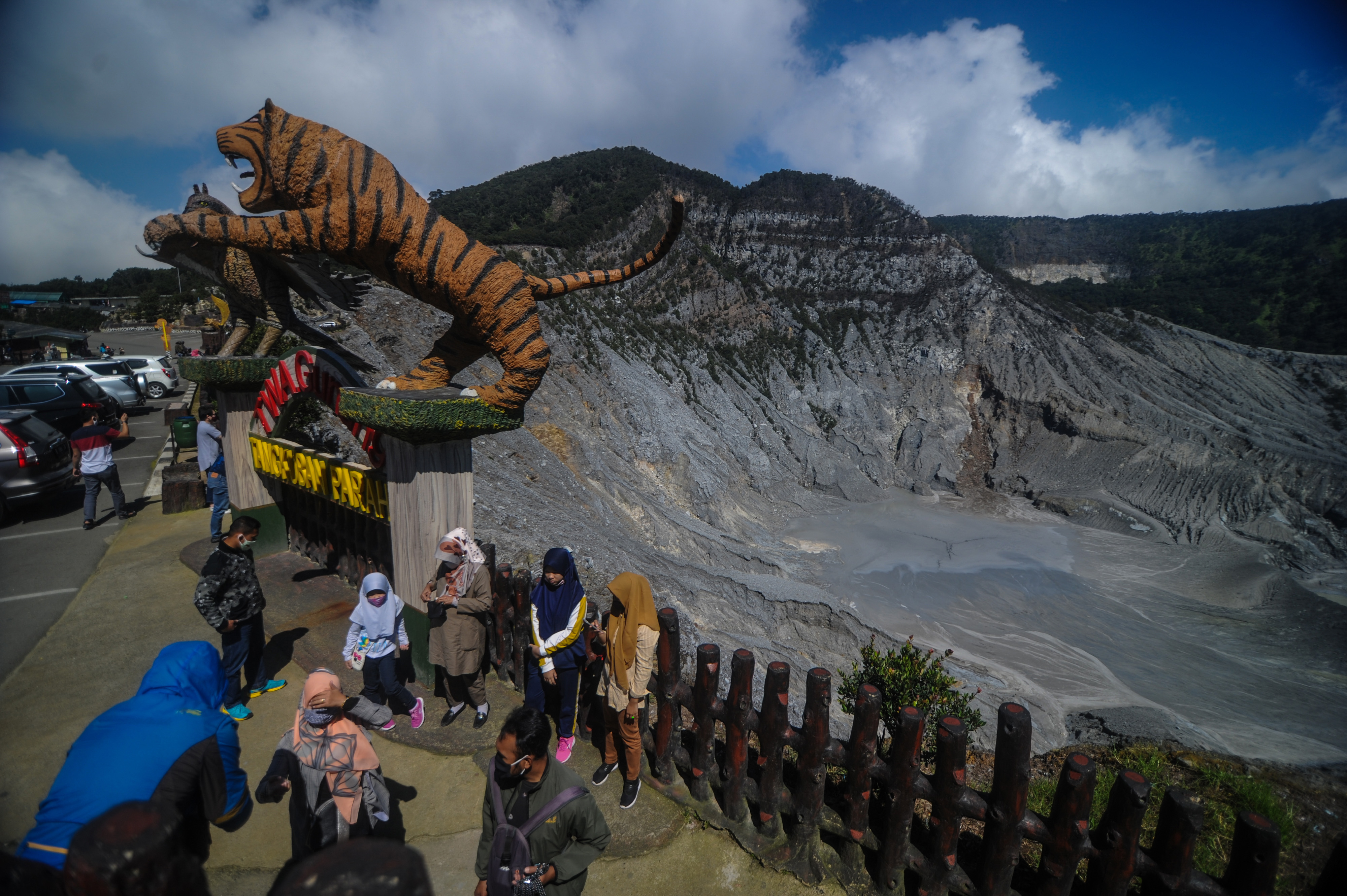 Pengunjung menikmati pemandangan kawah ratu di Taman Wisata Alam Gunung Tangkuban Parahu di Kabupaten Subang, Jawa Barat, Sabtu (13/6).