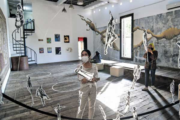 Pengunjung melihat karya yang dipamerkan di Galerikertas-Studio Hanafi , Depok, Jawa Barat