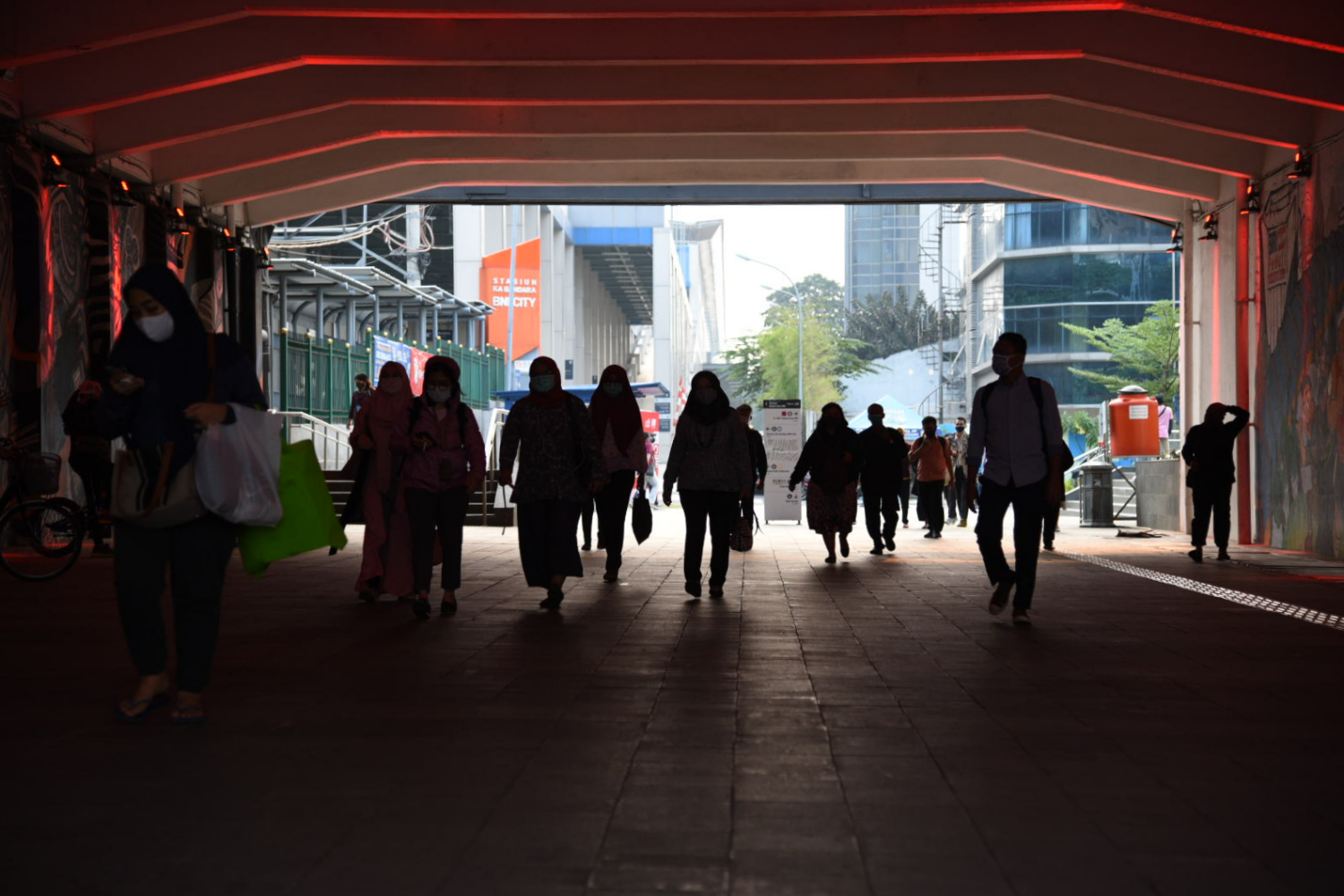 Pekerja melintas di waktu pulang kerja di kawasan Sudirman, Jakarta Pusat