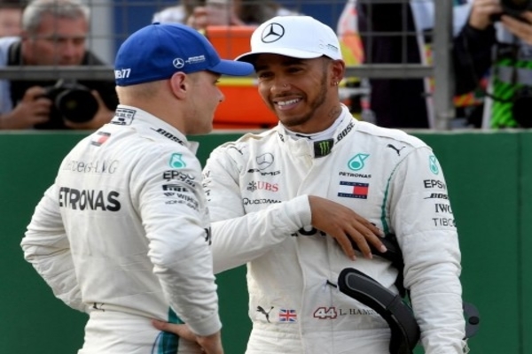 Kebersamaan Lewis Hamilton dengan Valtteri Bottas yang merupakan rekan setimnya di Mercedes.