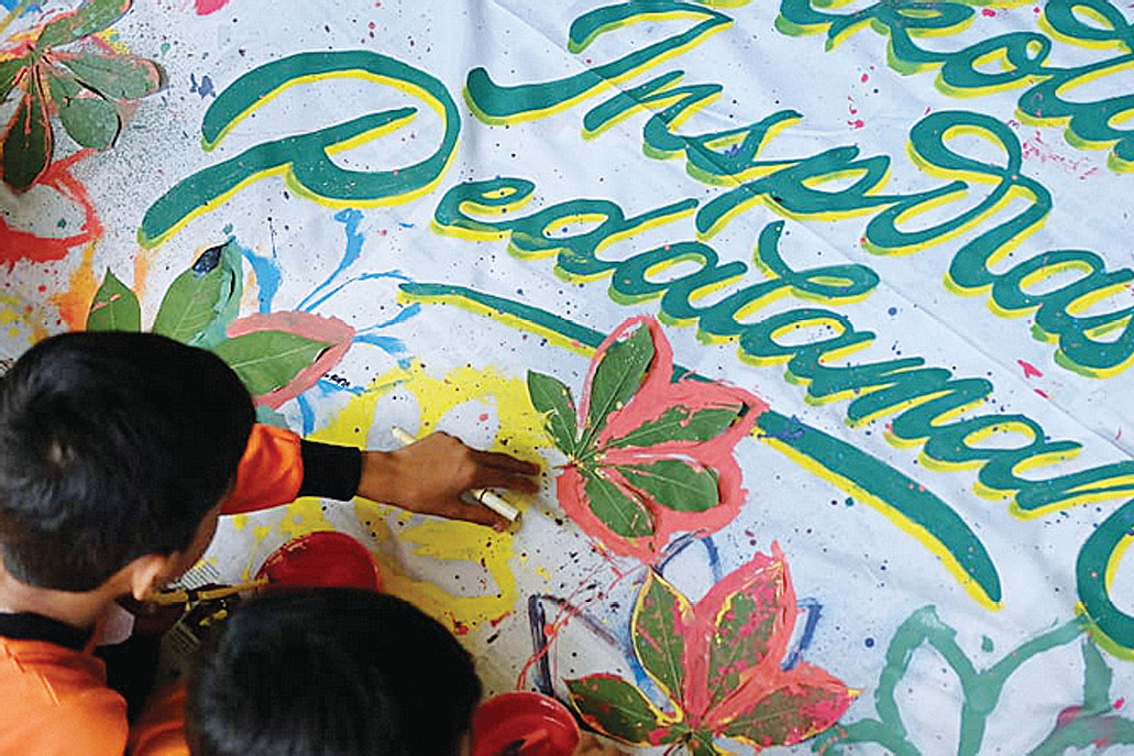 SEKOLAH INSPIRASI PERDESAAN: Aktivitas anak-anak belajar sablon di Sekolah Inspirasi Perdesaan (SIP) di Banjarnegara, pekan lalu. 