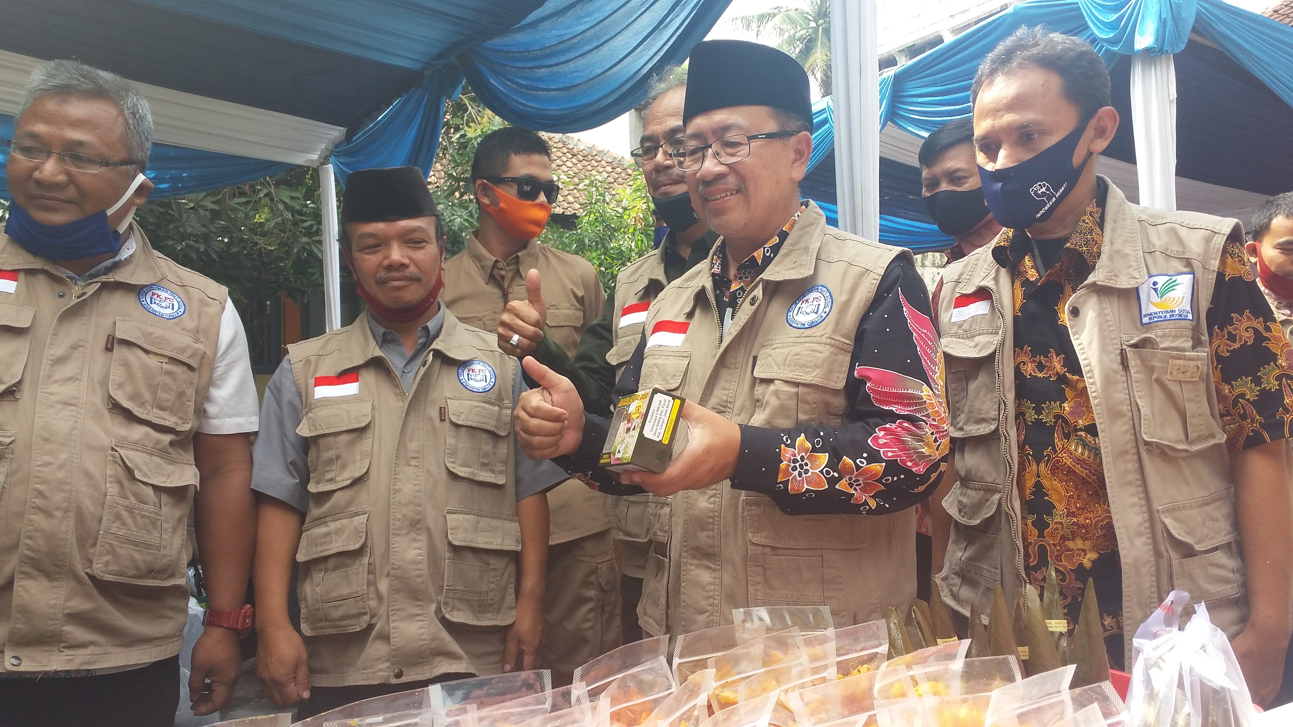  Plt Bupati Cianjur,, Herman Suherman (kedua dari kanan) dan Kepala Dinas Sosial, Amad Mutawali (kanan),melihat produk UMKM Cianjur