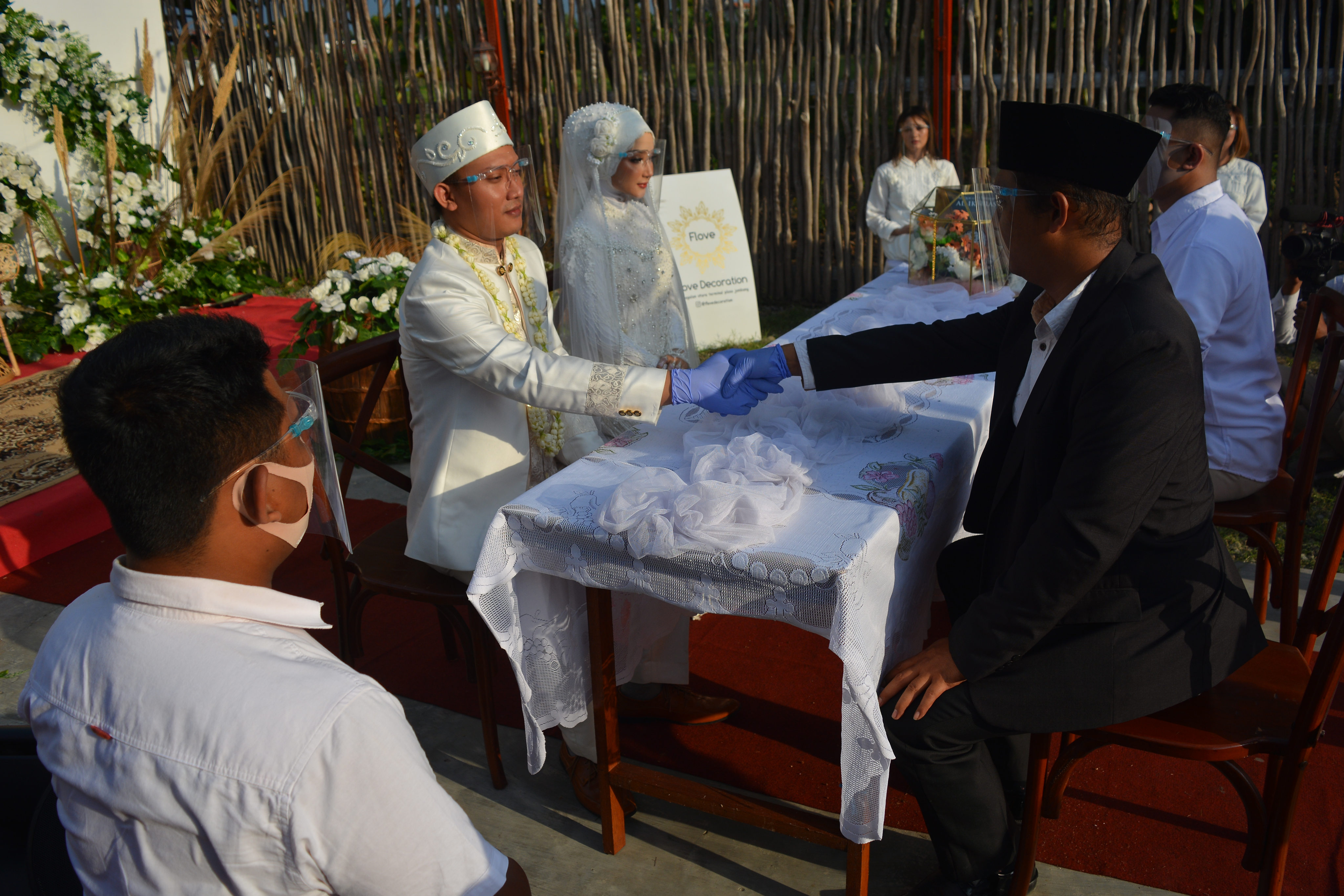 Pengantin melaksanakan ijab kabul dalam simulasi resepsi pernikahan di era normal baru dengan protokol kesehatan di Kabupaten Jombang.