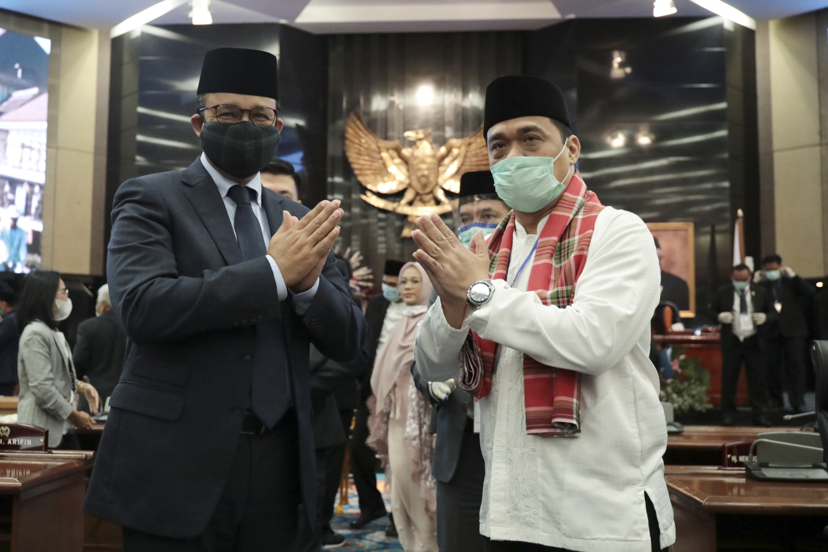 Gubernur DKI Jakarta Anies Baswedan (kiri) didampingi Wakil Gubernur DKI Jakarta terpilih Ahmad Riza Patria (kanan) 