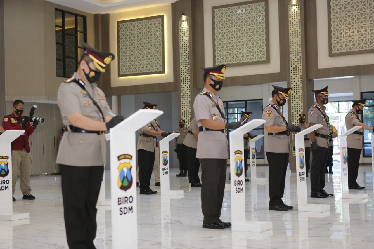 Upacara serah terima jabatan di jajaran Polda Jatim. 