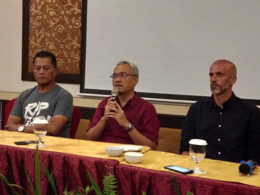 CEO PT PSS (Putra Sleman Sembada) yang mengoperasikan klub sepakbola PSS, Fatih Chabanto (tengah) tidak digaji sejak Maret 2020.