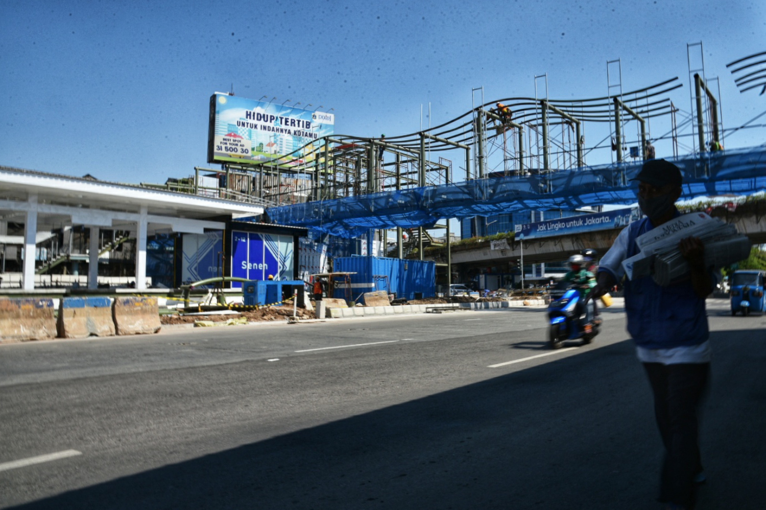 ekerja menyelesaikan proyek pembangunan Halte Transjakarta Senen di Jakarta Pusat, Selasa (25/8/2020