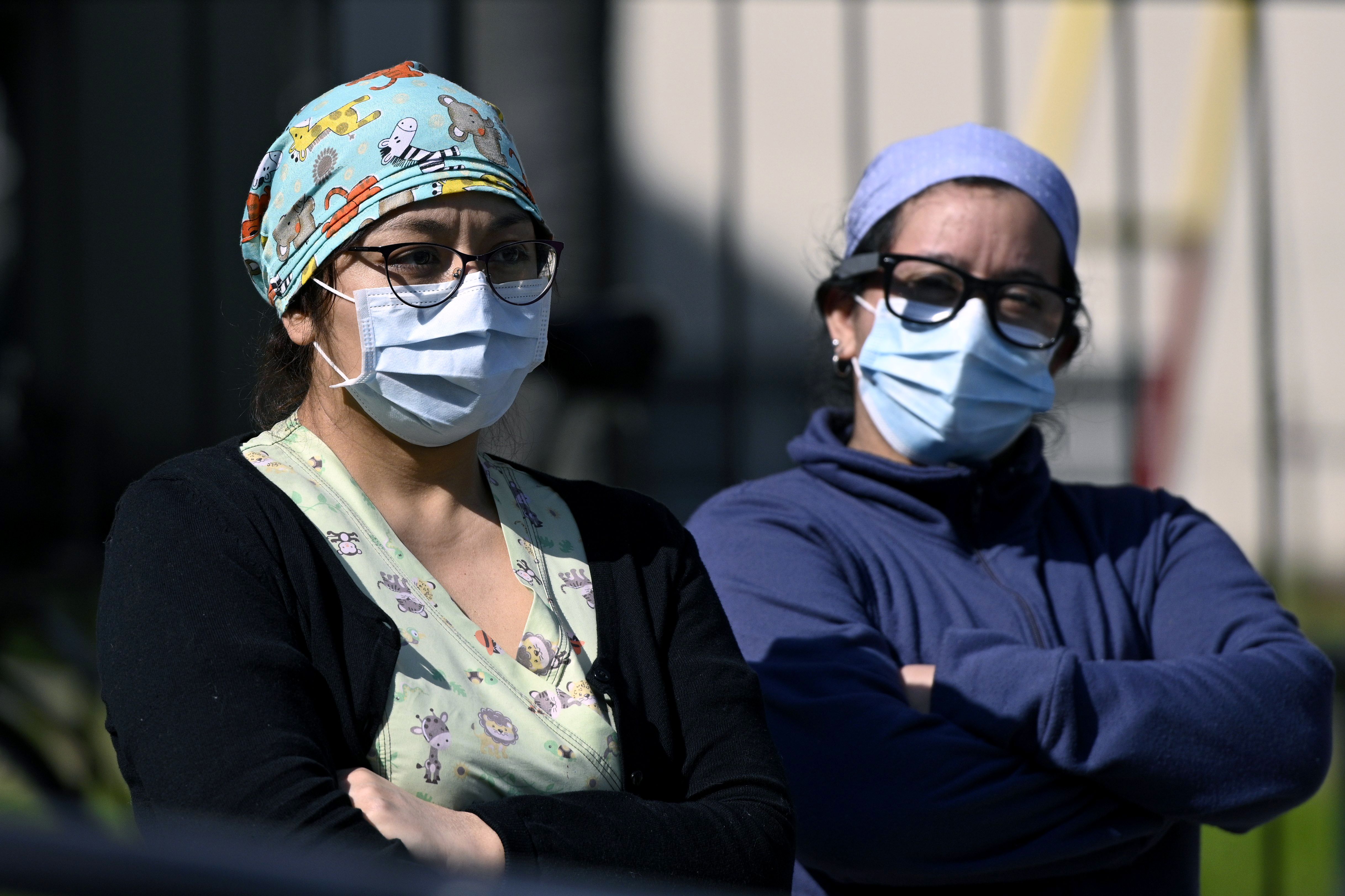 Petugas kesehatan beri penghormatan pada perawat Grover Licona, yang meninggal karena COVID-19, di luar RS Carlos G. Durand, Buenos Aires  
