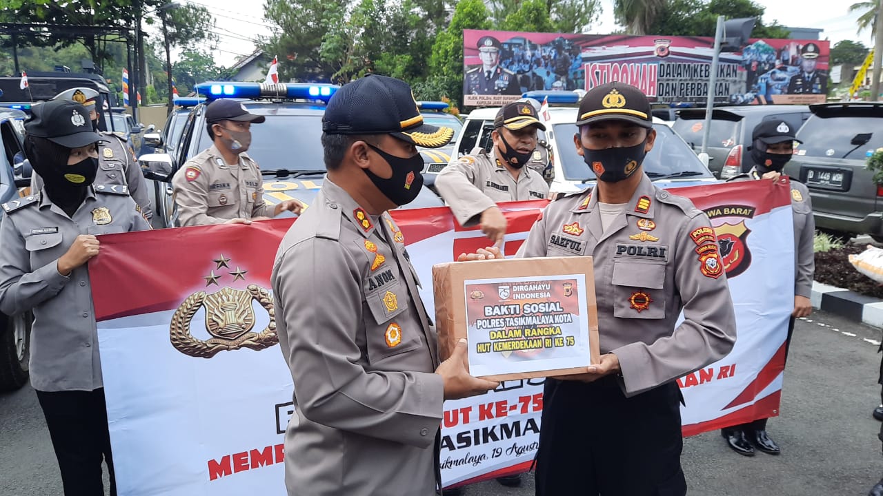 Kapolresta Tasikmalaya AKB Anom Karibianto menyerahkan bansos beras secara simbolis ke Polsek-Polsek untuk disalurkan ke 2.000 keluarga.